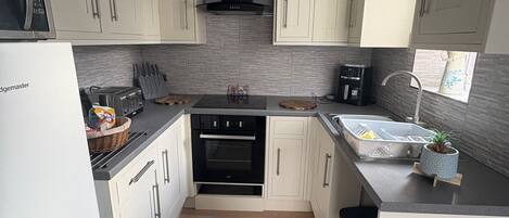 Frigorífico, microondas, horno y placa de cocina