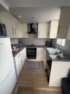 Fridge, microwave, oven, stovetop - Cosy one bedroom two bed apartment close to liverpool, chester and cheshire oaks (little neston, cheshire)