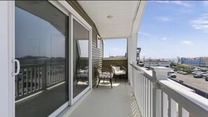 Property grounds - Large Modern 4br Ocean Views- First house off the Beach ! Parking Tesla charger (Ocean City)