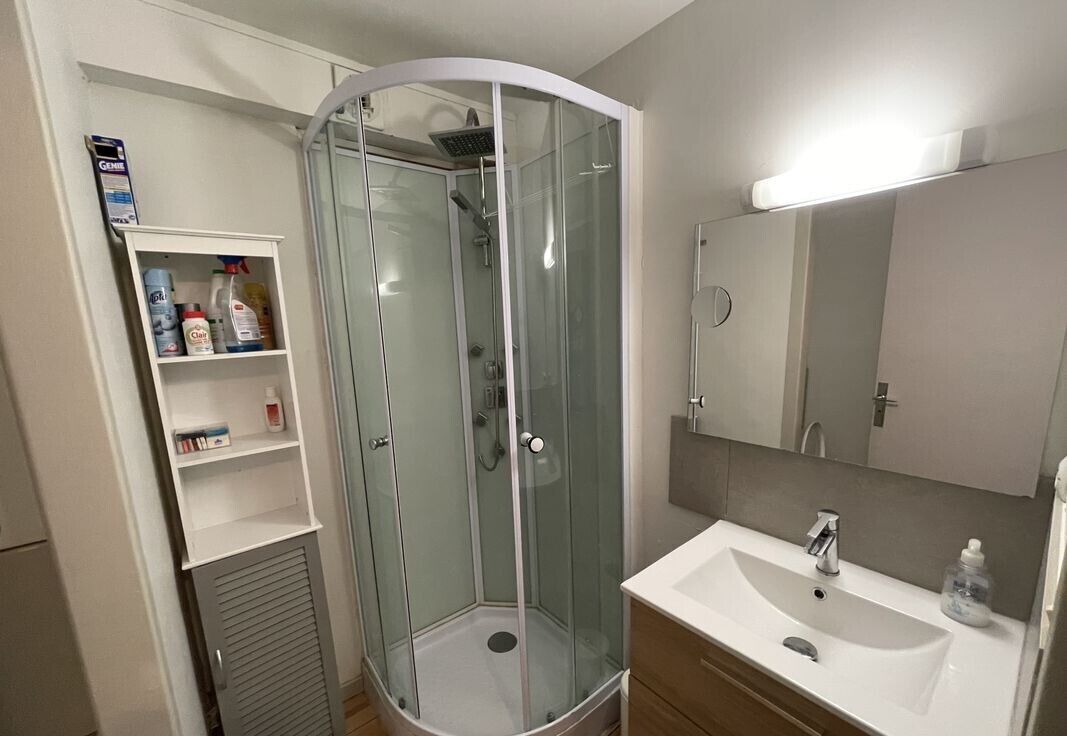 Douche, sèche-cheveux, papier toilette