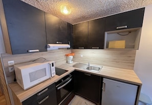 Microondas, horno y placa de cocina