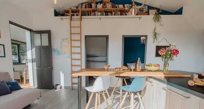 Ty mezou: small fisherman's cottage on the seafront along the GR34.