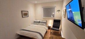 2 Schlafzimmer, Schreibtisch, Bügeleisen/Bügelbrett, kostenloses WLAN