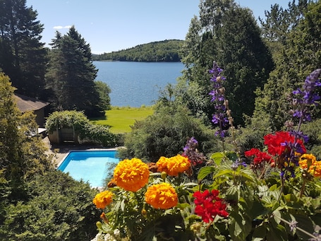 Enceinte de l’hébergement. Maison de rêve au bord du lac, à 5 min du ski Stoneham, du golf et Empire 47