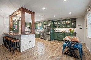 雪櫃、微波爐、焗爐、爐具