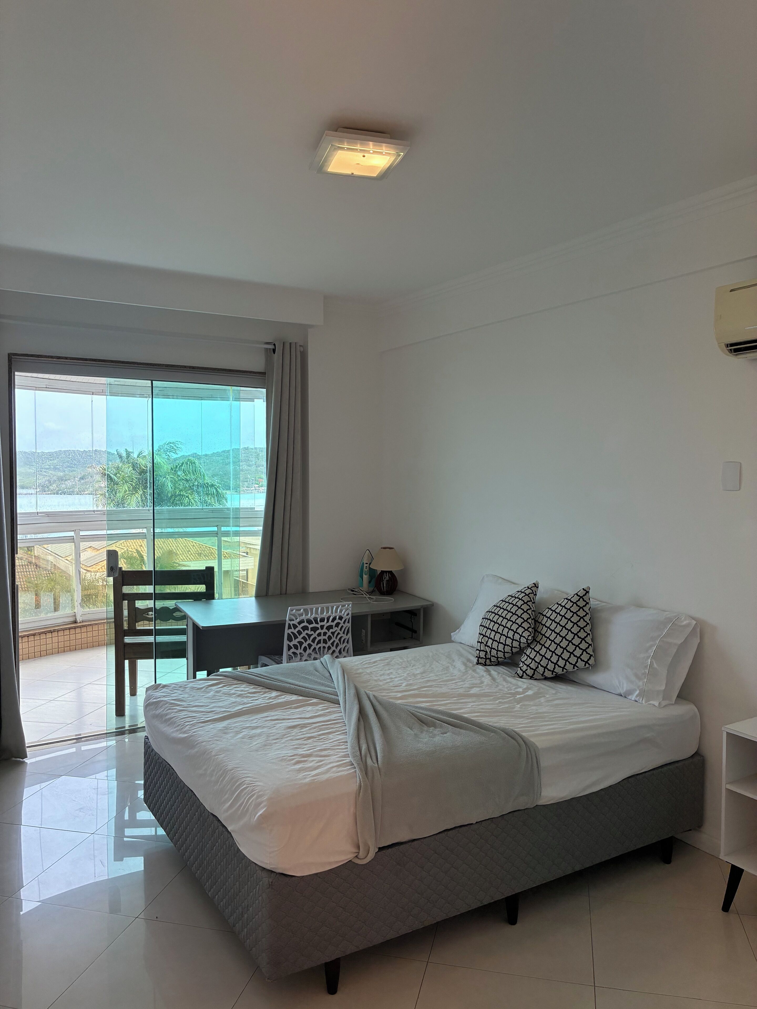 Escritorio, tabla de planchar con plancha, wifi gratis y ropa de cama 