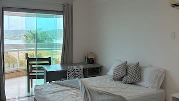 Escritorio, tabla de planchar con plancha, wifi gratis y ropa de cama