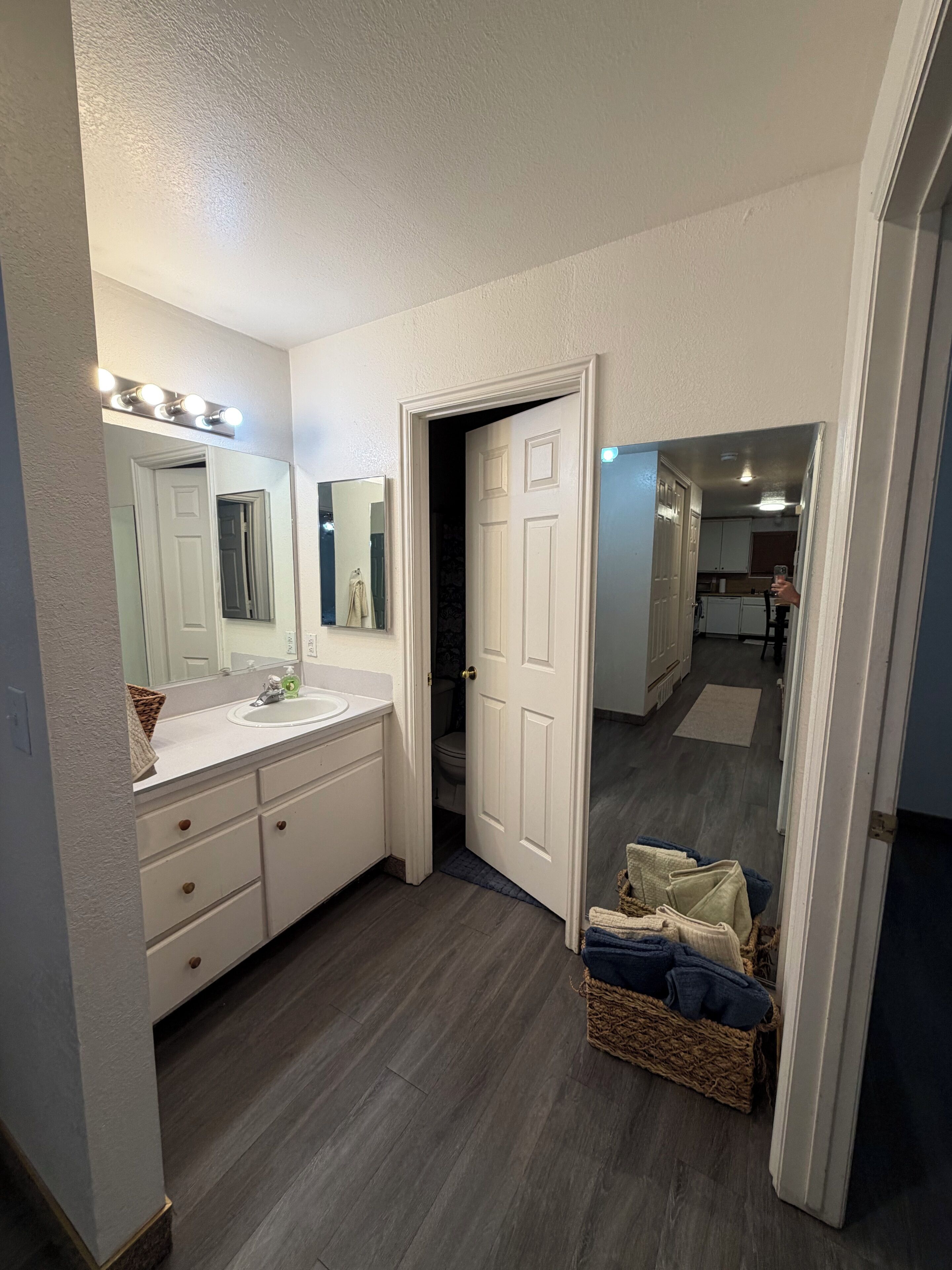 Une salle de bain avec un meuble-lavabo, un miroir et des luminaires.