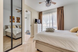 Tabla de planchar con plancha, wifi y ropa de cama 