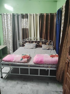 Villa | Free rollaway beds, bed sheets