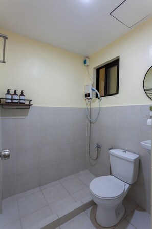 Een douche, een bidet, handdoeken, zeep