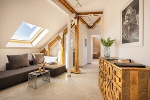 Familie-studiosuite, byutsikt | Blendingsgardiner og wi-fi (inkludert)