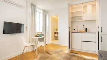 Deluxe Studio, City View | Bathroom | Shower, hair dryer, towels, soap