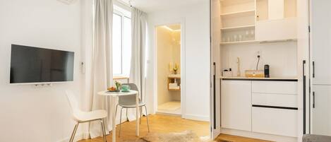 Ducha, secador de pelo, toallas, jabón