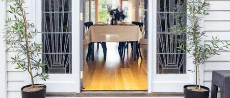 تناول الطعام بالخارج