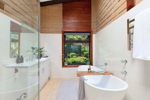 Secadora de cabello, toallas, jabón, papel de baño