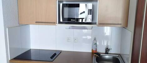 Een koelkast, een microgolfoven, een vaatwasser