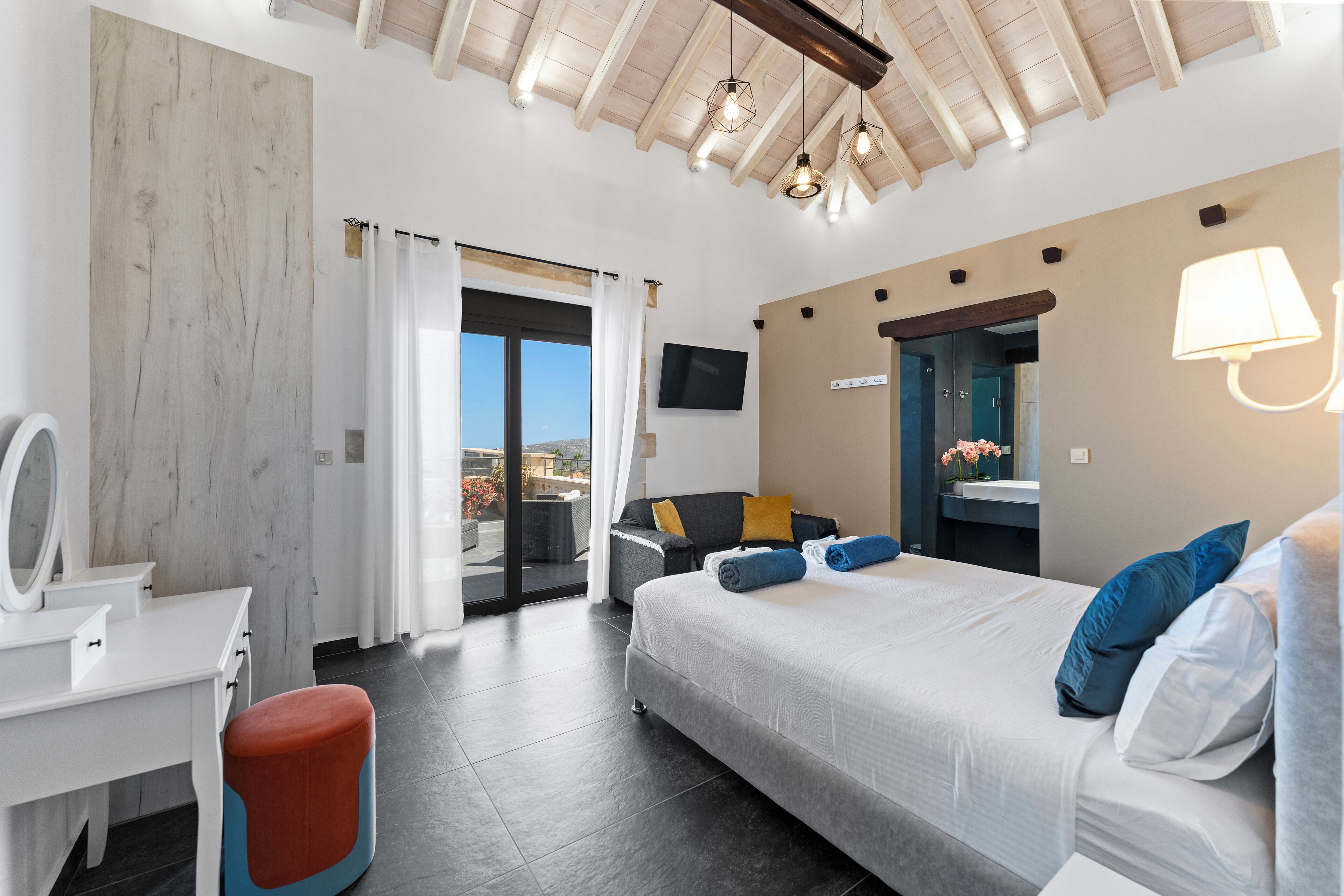 3 soverom, skrivebord, strykejern/-brett og wi-fi (inkludert)