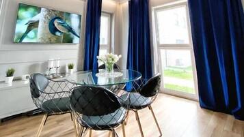 Luxury Apartment, Courtyard View | Dining