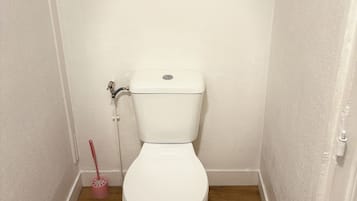 Douche, sĂšche-cheveux, serviettes fournies, savon