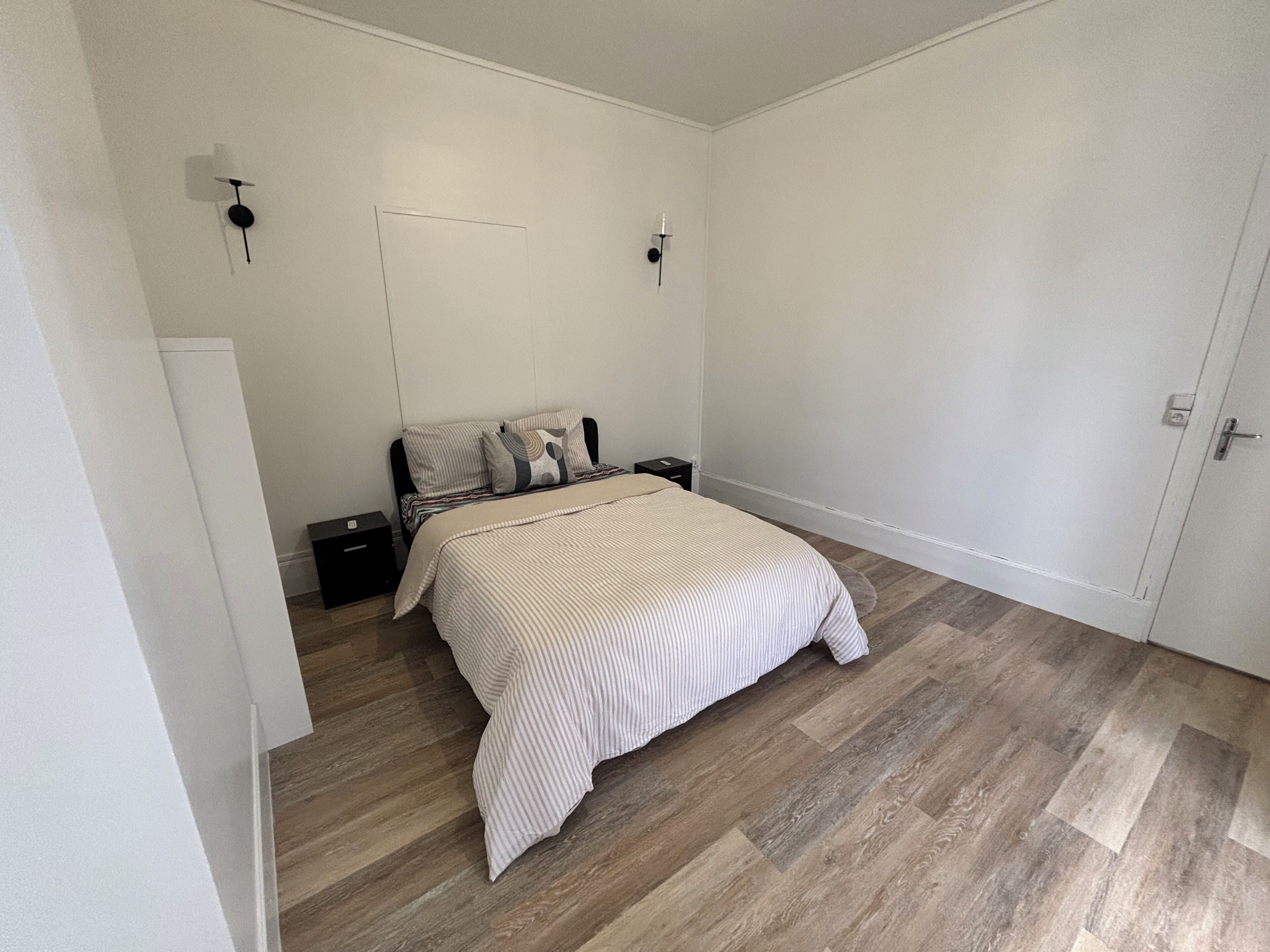 Een strijkplank/strijkijzer, wifi, beddengoed