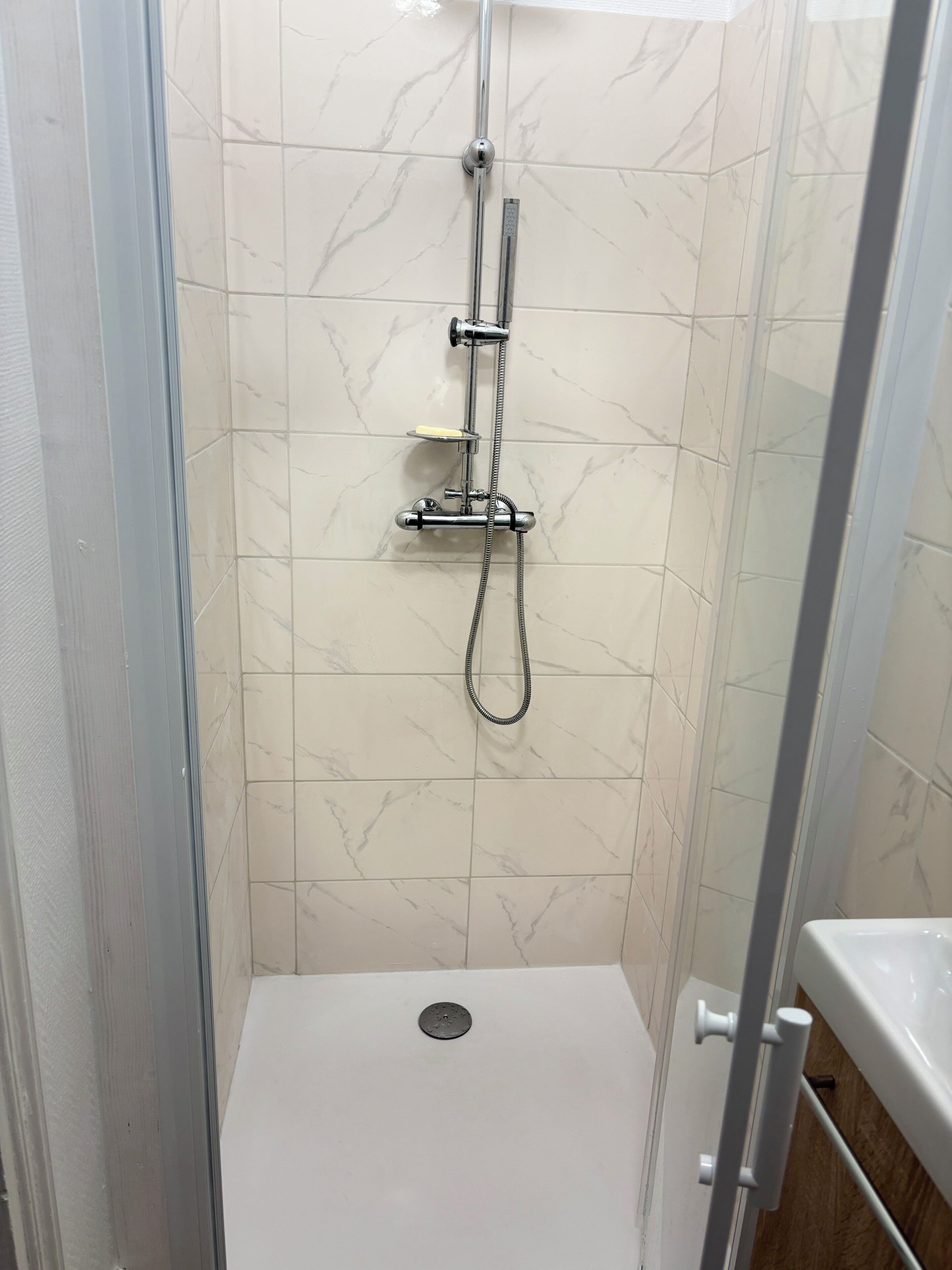 Douche, sèche-cheveux, serviettes fournies, savon