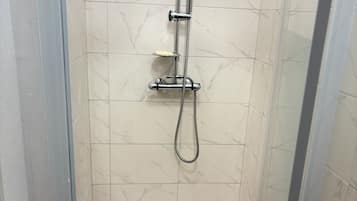 Douche, sèche-cheveux, serviettes fournies, savon