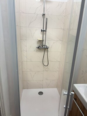 Shower, hair dryer, towels, soap - Angèle apartment (Le Malesherbois)