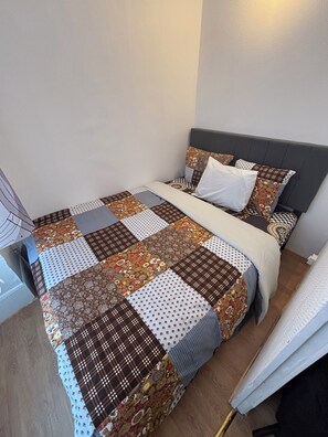 1 habitación, tabla de planchar con plancha, wifi y ropa de cama