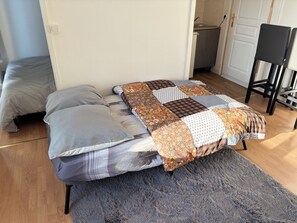 1 dormitorio, tabla de planchar con plancha, wifi y ropa de cama