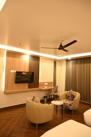 خزنة داخل الغرفة ومكتب ومكواة/لوح كي وواي فاي مجانًا