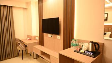 Executive Double Room | In-room safe, desk, iron/ironing board, free WiFi