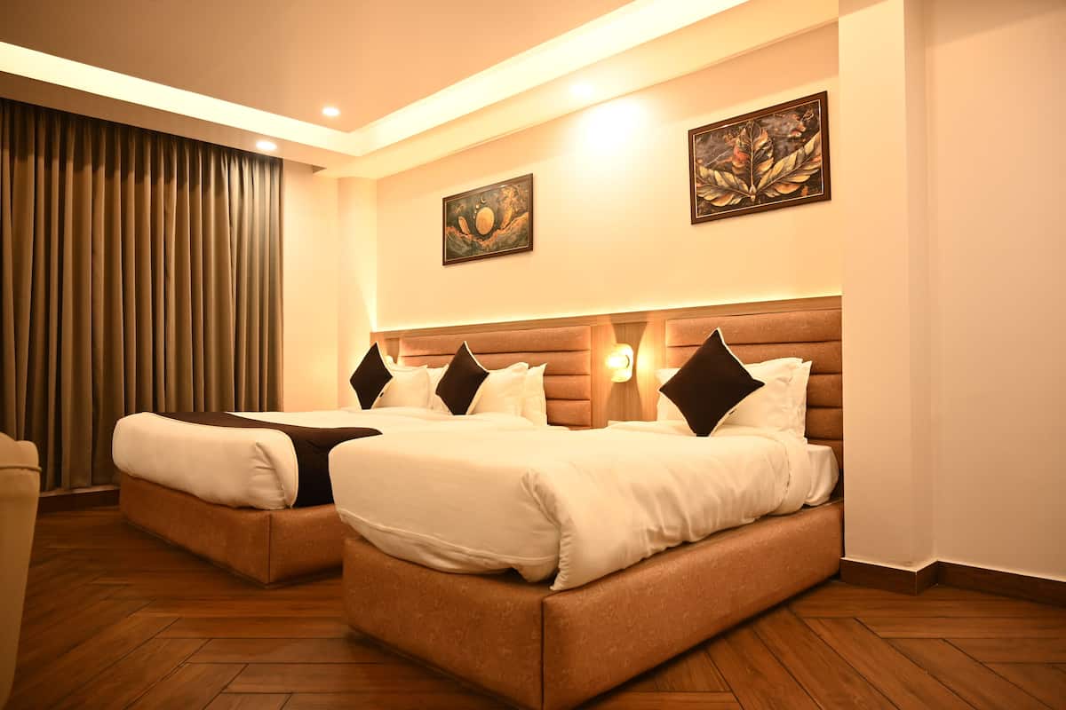 Deluxe Triple Room | In-room safe, desk, iron/ironing board, free WiFi