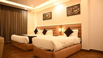 Deluxe Triple Room | In-room safe, desk, iron/ironing board, free WiFi