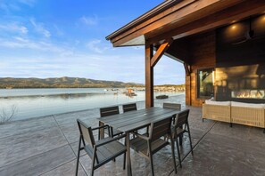 Outdoor dining - LAKEFRONT - 5-STAR 4,500 sqft! Hot Tub, Fire Pit, Dock, Fireworks & Fireworks (Big Bear Lake)