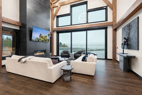 New 5-STAR Lakefront Home! Hot Tub. Luxury. 4,500 sqft!