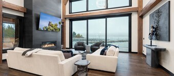 New 5-STAR Lakefront Home! Hot Tub. Luxury. 4,500 sqft!