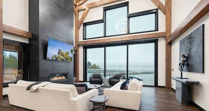 New 5-STAR Lakefront Home! Hot Tub. Luxury. 4,500 sqft!