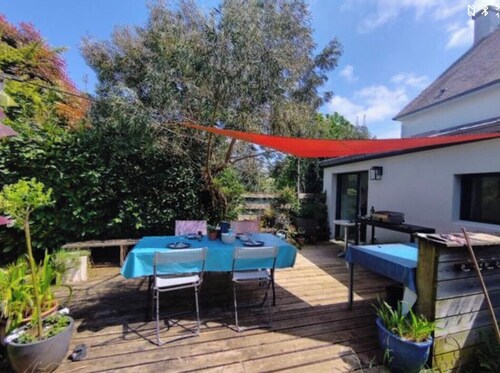 Family home of 130 m2 on two levels with enclosed garden 