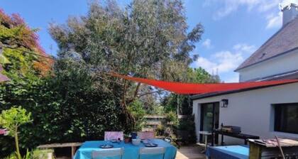 Family home of 130 m2 on two levels with enclosed garden 