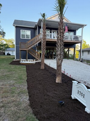 Property grounds - Excellent 3-bedroom house with AC in Ocean Isle Beach (Ocean Isle Beach)