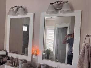 Shower, hair dryer, towels, toilet paper - Excellent 3-bedroom house with AC in Ocean Isle Beach (Ocean Isle Beach)