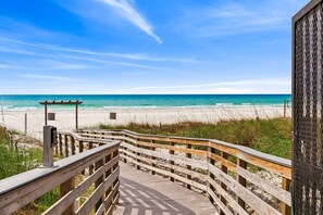 On the beach - Stunning 8th Floor Beachfront Condo with Resort Amenities (Panama City Beach)