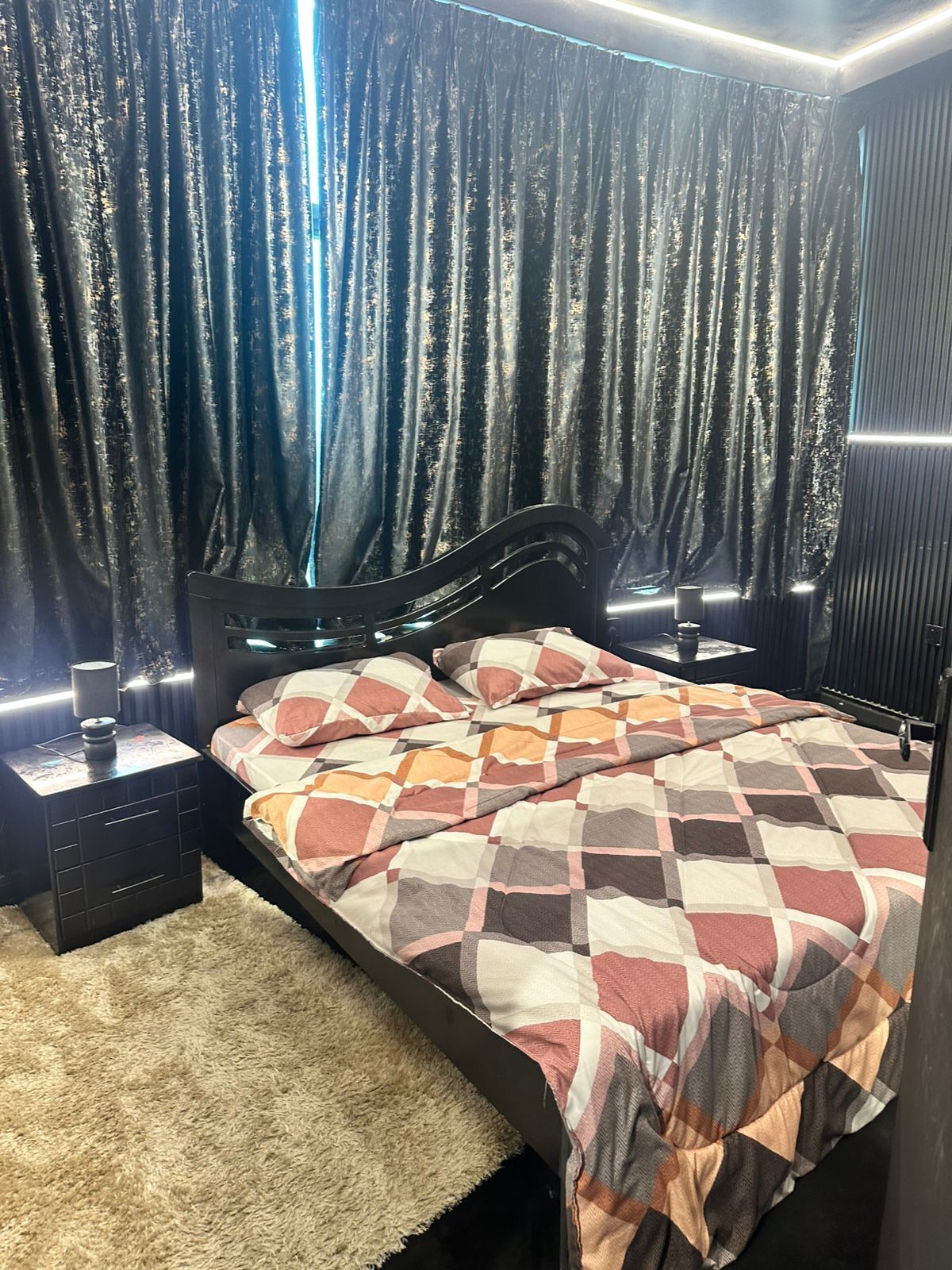 Silitysrauta/-lauta, Wi-Fi, vuodevaatteet