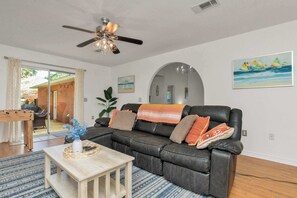 TV, table football, offices - Holley House: 4 Beds, Foosball, & Near the Beach! (Navarre)