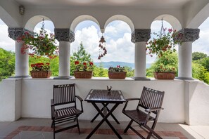 Outdoor dining - Where time flows differently. Panoramic views, nature blending, home made meals (Râmnicu Vâlcea)