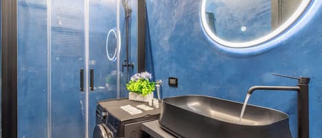 Douche, séchoir à cheveux, bidet, serviettes fournies