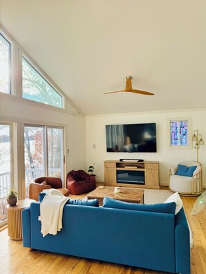 Smart-TV, Kamin, Videospiele, DVD-Player