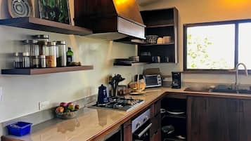 Een magnetron, een oven, een kookplaat