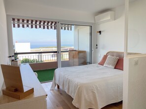 Tabla de planchar con plancha, wifi gratis y ropa de cama
